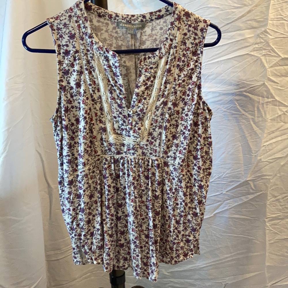 Daniel Rainn flattering tank.